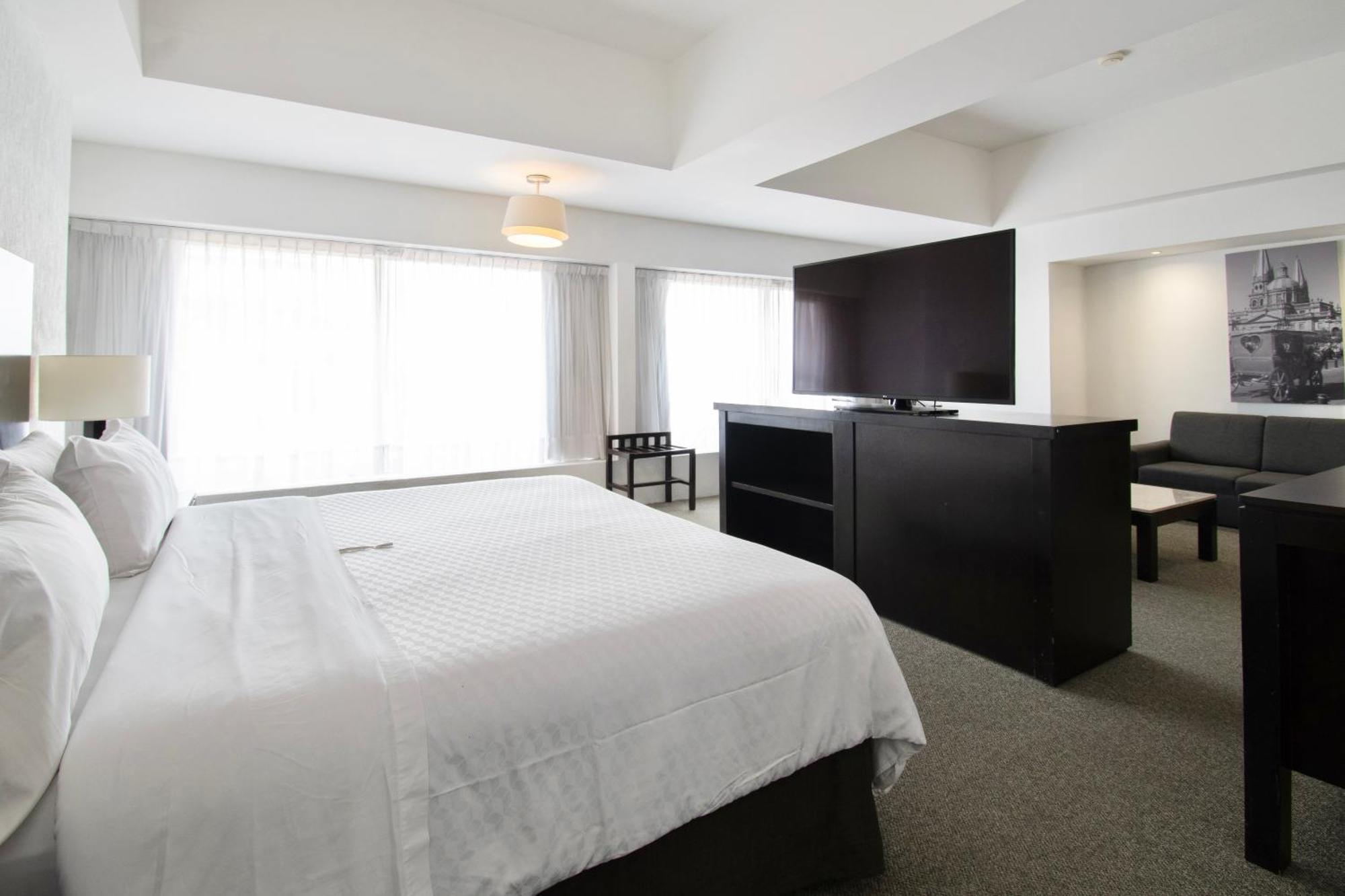 Hotel Plaza Genova Centro Guadalajara Buitenkant foto