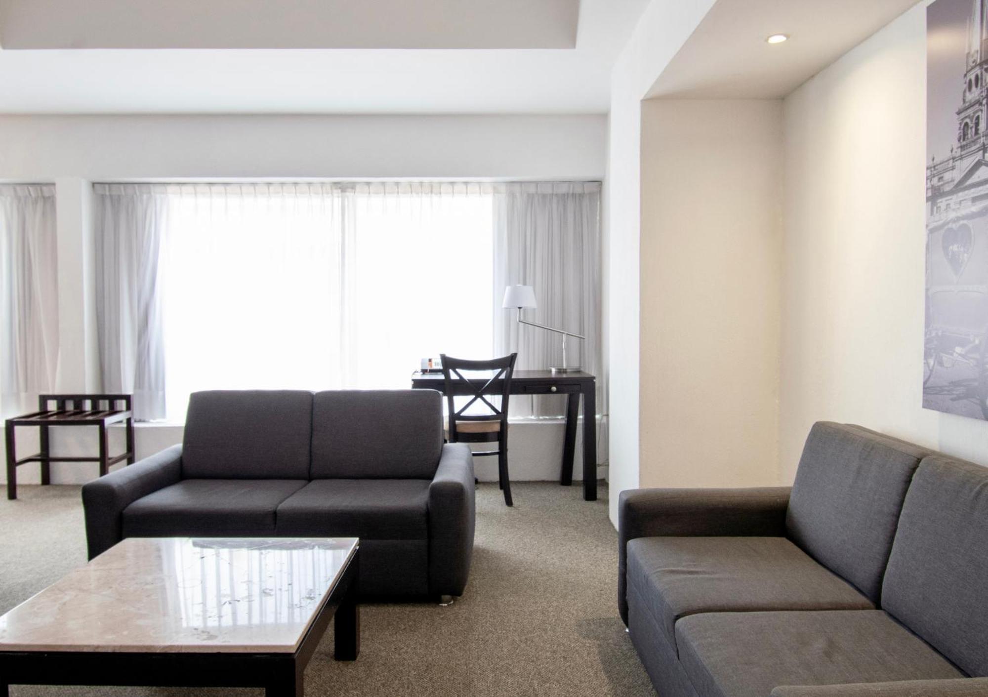Hotel Plaza Genova Centro Guadalajara Buitenkant foto